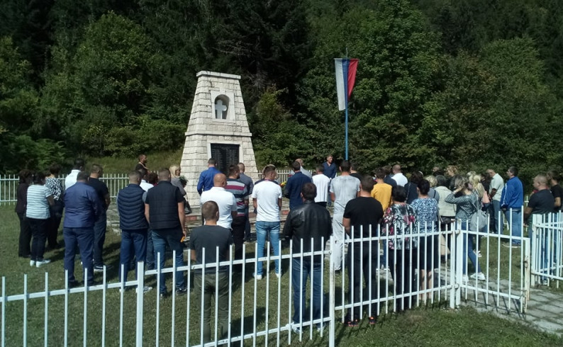 Papratna njiva: 28 godina od stravične pogibije 42 srpskih civila i vojnika