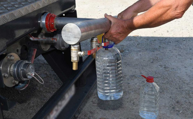 Cisterna sa pitkom vodom na gradskom trgu