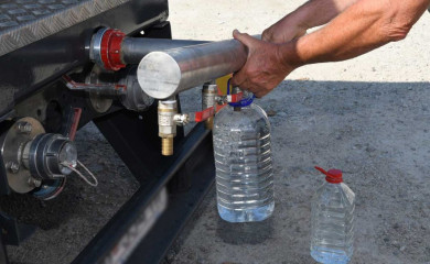 Cisterna sa pitkom vodom na gradskom trgu