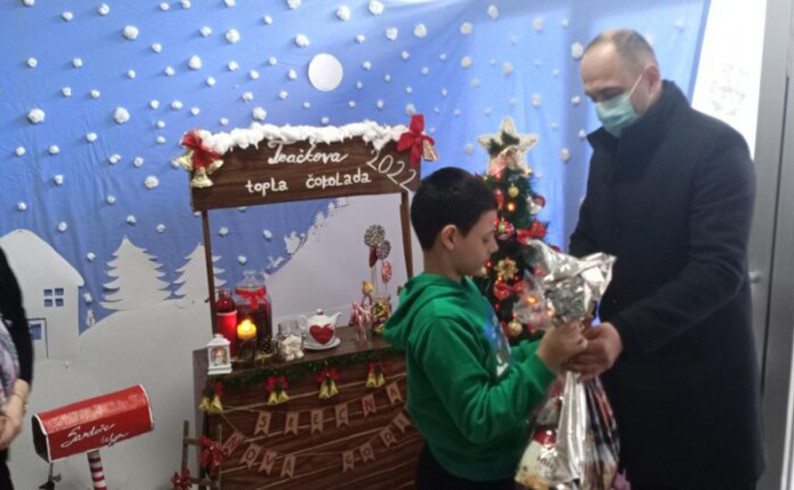 NLB banka: Paketići za mališane na Pedijatriji i u Tračku nade