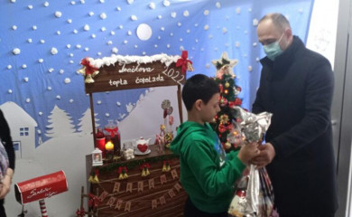 NLB banka: Paketići za mališane na Pedijatriji i u Tračku nade