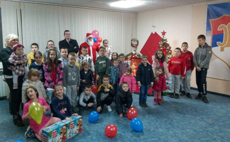 SDS Foča: Podjelom paketića čestitali praznike najmlađim sugrađanima