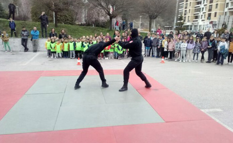 Djecu zadivila policijska vježba sa psom i primjena boričakih vještina