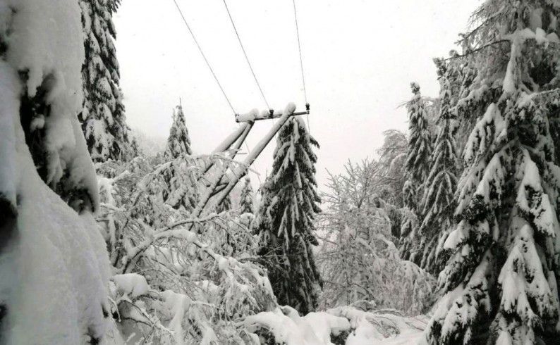 Više sela i dalje bez struje, električari na terenu