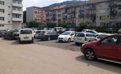Zbog uređenja parkinga ukloniti automobile