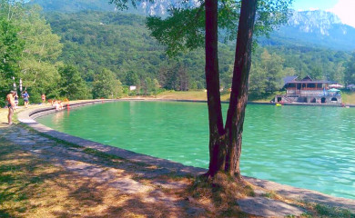 Počinje sezona kupanja na Tjentištu, za vikend di-džej žurke i nastup Mine Kostić