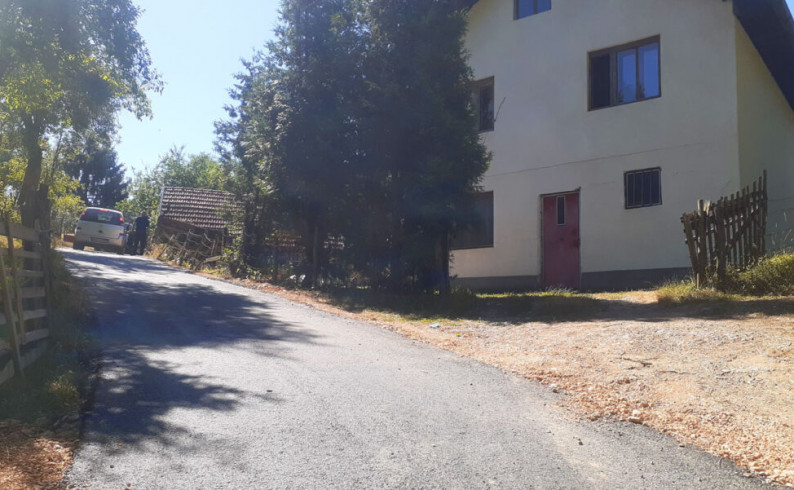 U Brusnima asfaltirana dionica puta kroz selo