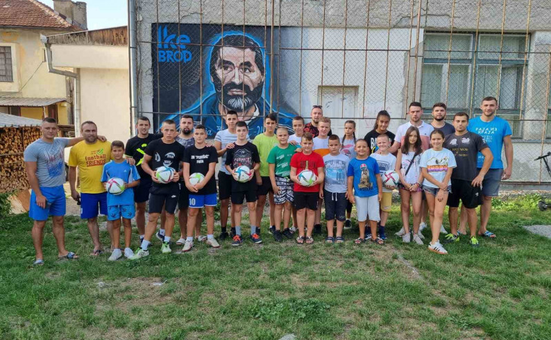 Fudbal frends: Lopte omladini iz Broda koja čuva sjećanje na Iketa
