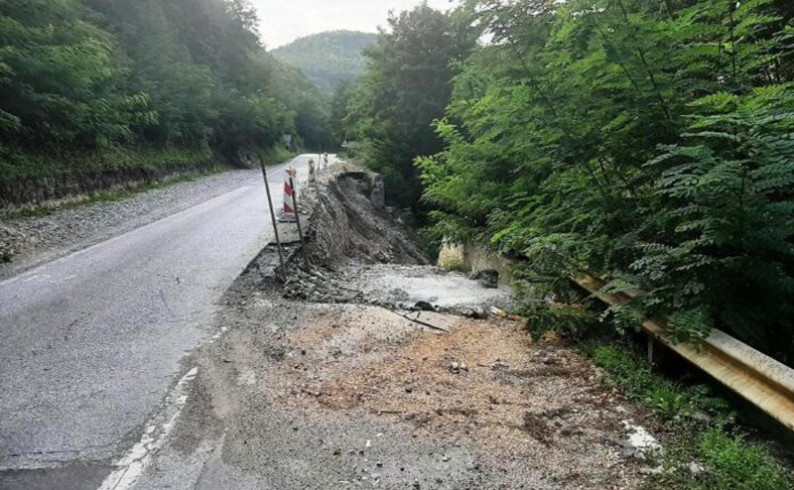 Čeka se sanacija klizišta u Filipovićima – vozači ogorčeni