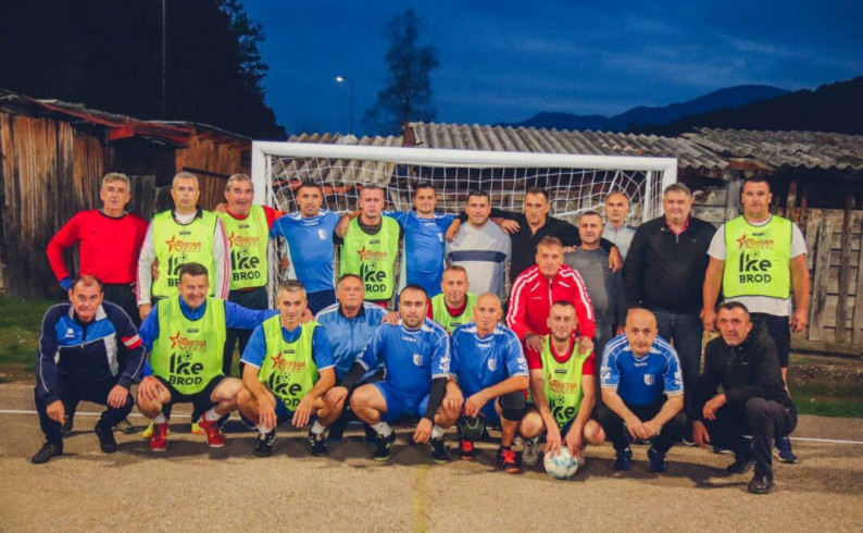 Revijalnim mečevima i vatrometom obilježili postavljanje reflektora na igralištu