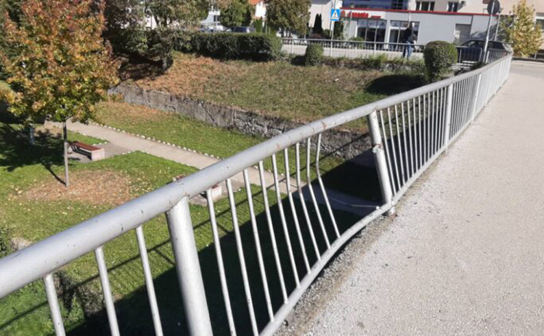 Vozilom udario u ogradu mosta