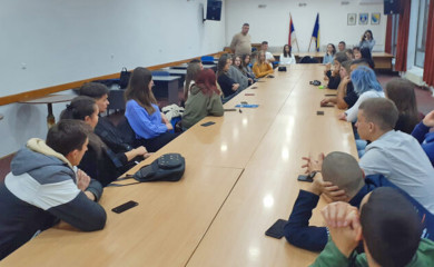 Okrugli sto u Foči: Pomoći mladima da izađu iz apatije