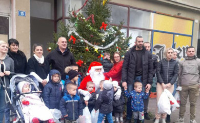 Djeda Mraz obradovao paketićima predškolce u Miljevini