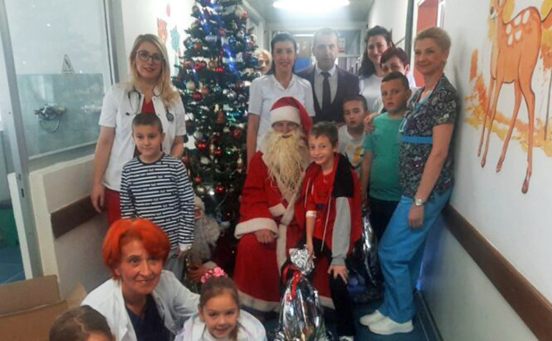 „Nova banka“ uručila paketiće djeci na fočanskoj pedijatriji