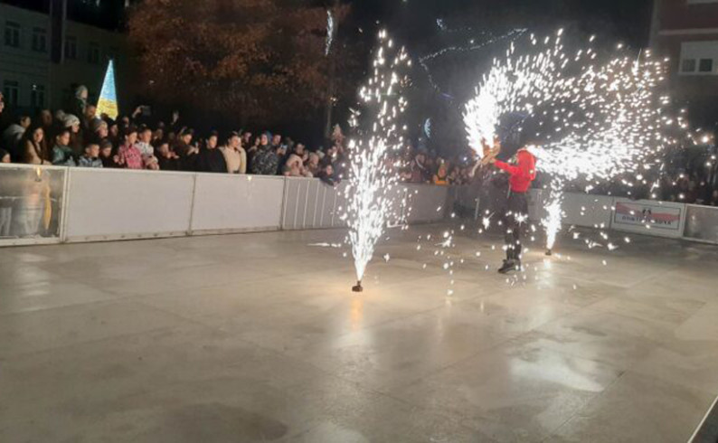 Klizalište obradovalo mališane