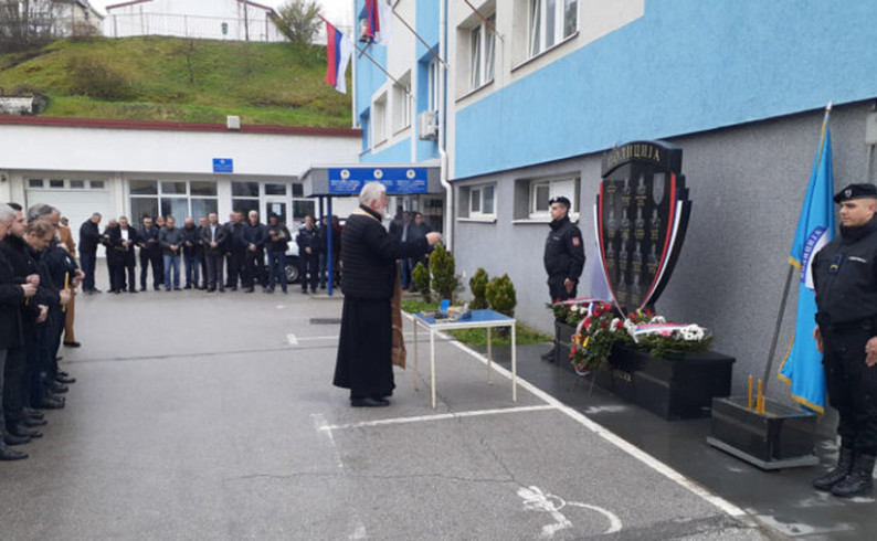 Odata počast stradalim pripadnicima policije