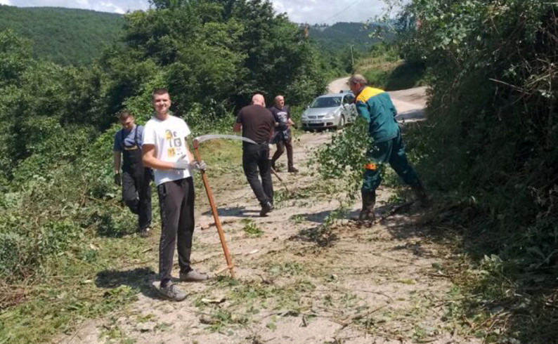 Vrijedni Jošaničani raskresali rastinje na putu