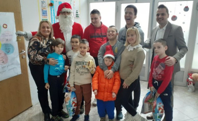 Opština paketićima obradovala članove „Tračka nade“