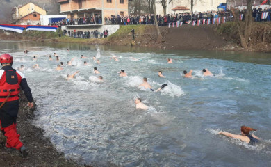 Danilo Kovačević i Mladen Golubović prvi doplivali do Časnog krsta