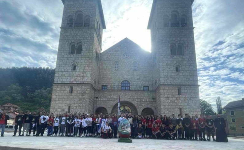 Na poklonjenje Svetom Vasiliju Ostroškom iz Foče hodočasti 80 studenata