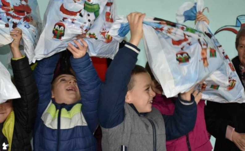 „Svi za Kosmet“ priprema novogodišnje paketiće za djecu na Kosovu