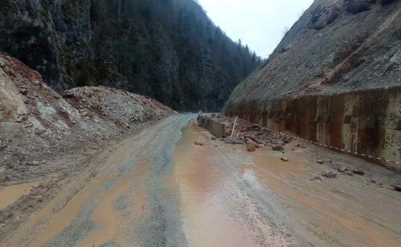 Na mjestu gdje je uklonjen tunel, česti odroni ugrožavaju odvijanje saobraćaja