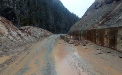Na mjestu gdje je uklonjen tunel, česti odroni ugrožavaju odvijanje saobraćaja