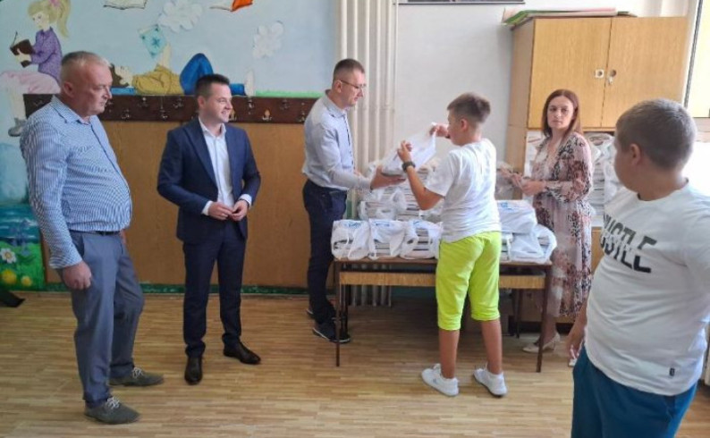 Fočanskim osnovcima besplatni udžbenici na dar