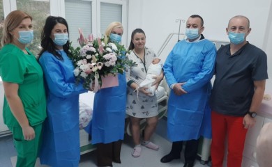 Univerzitetska bolnica Foča darivala prvu bebu u 2026. godini