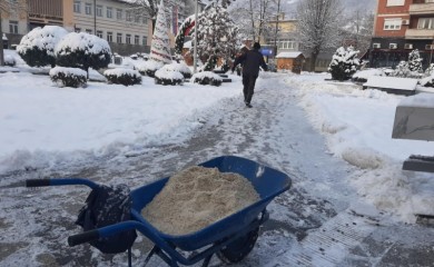 Odjeljenje za inspekcije: Očistiti snijeg i led ispred ulaza, novčane kazne za neodgovorne