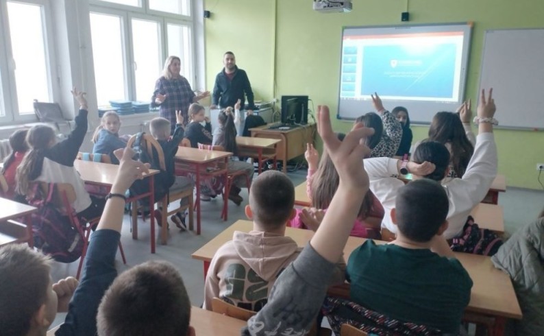 PU Foča: Školarcima održano predavanje o bezbjednom korištenju interneta