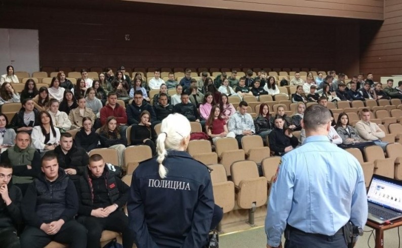 LJubav prema policijskom pozivu motiviše fočanske srednjoškolce za upis u Srednju školu MUP-a