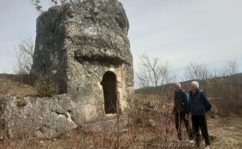 Tajanstvena stijena u Ratajima- isposnica i svečev grob, zajedničko nasljeđe pravoslavaca i muslimana (AUDIO)