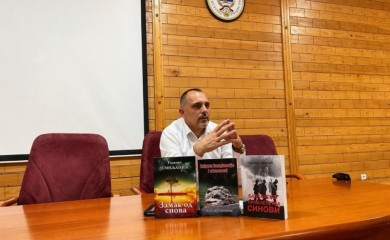 Između nauke i poezije: Dr Radenko Smiljanić predstavio svoja djela fočanskim studentima