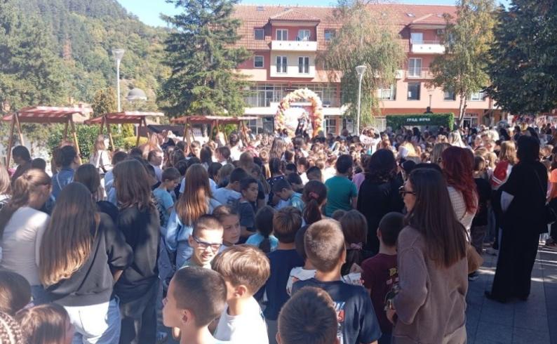 Oktobarski bazar spojio domaće proizvođače i najmlađe Fočake